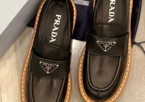 Черные кожаные женские дерби Prada