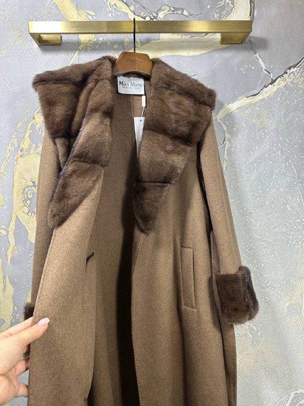 Женское пальто с отделкой из меха Max Mara