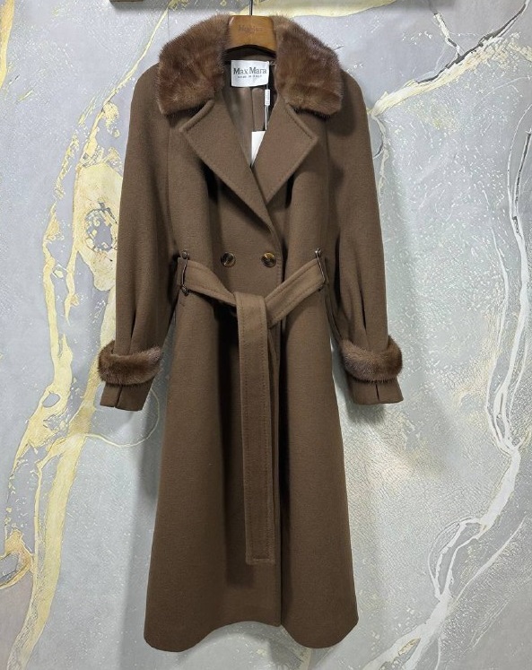 Женское пальто с отделкой из меха Max Mara шоколадное