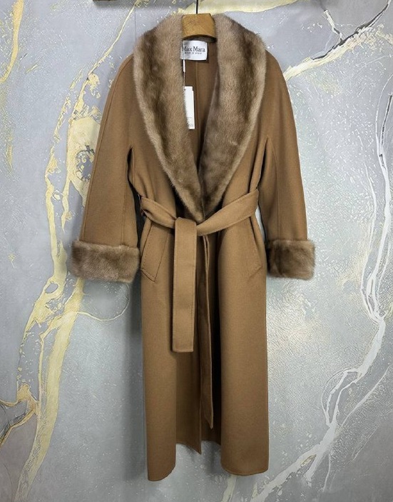 Женское шоколадное пальто с мехом Max Mara