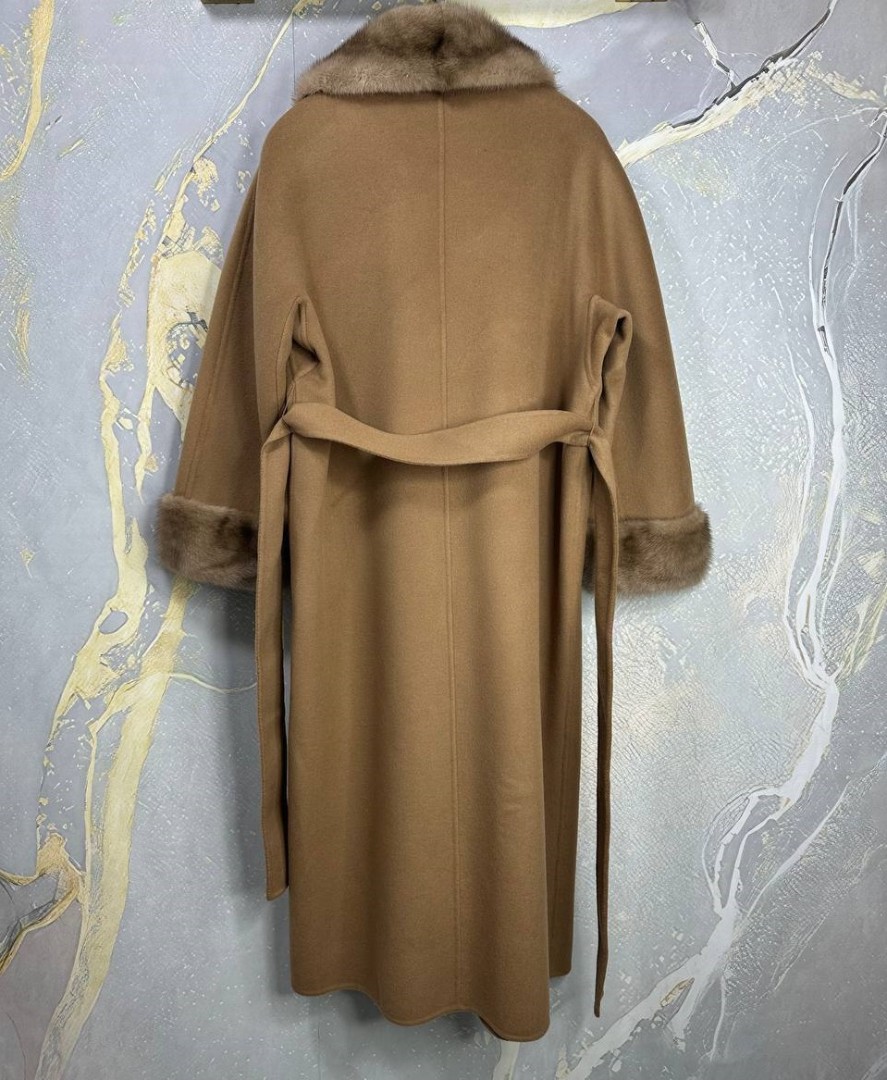 Женское шоколадное пальто с мехом Max Mara