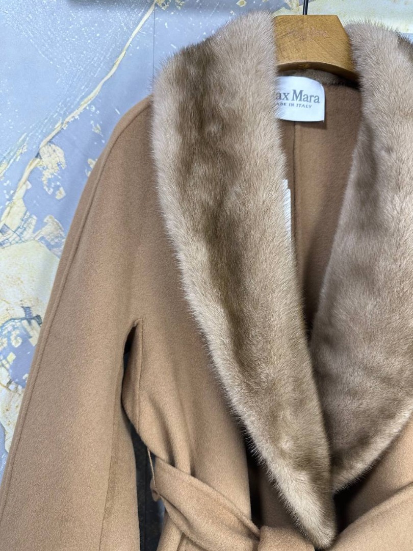 Женское шоколадное пальто с мехом Max Mara