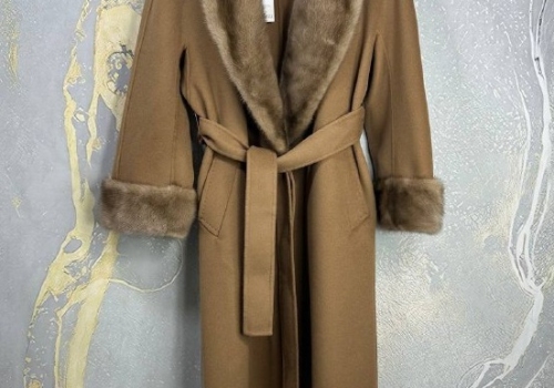 Женское шоколадное пальто с мехом Max Mara