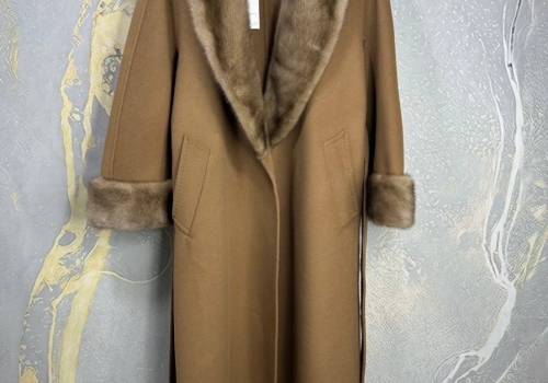 Женское шоколадное пальто с мехом Max Mara