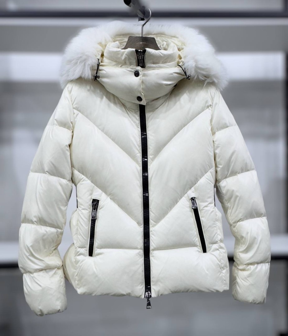 Женский белый пуховик Moncler