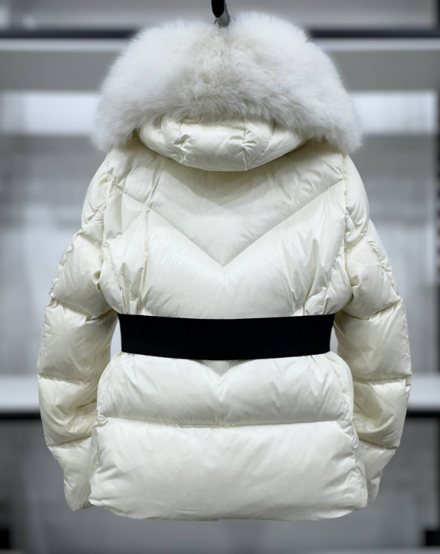 Женский белый пуховик Moncler