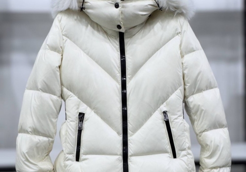 Женский белый пуховик Moncler