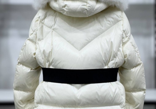 Женский белый пуховик Moncler