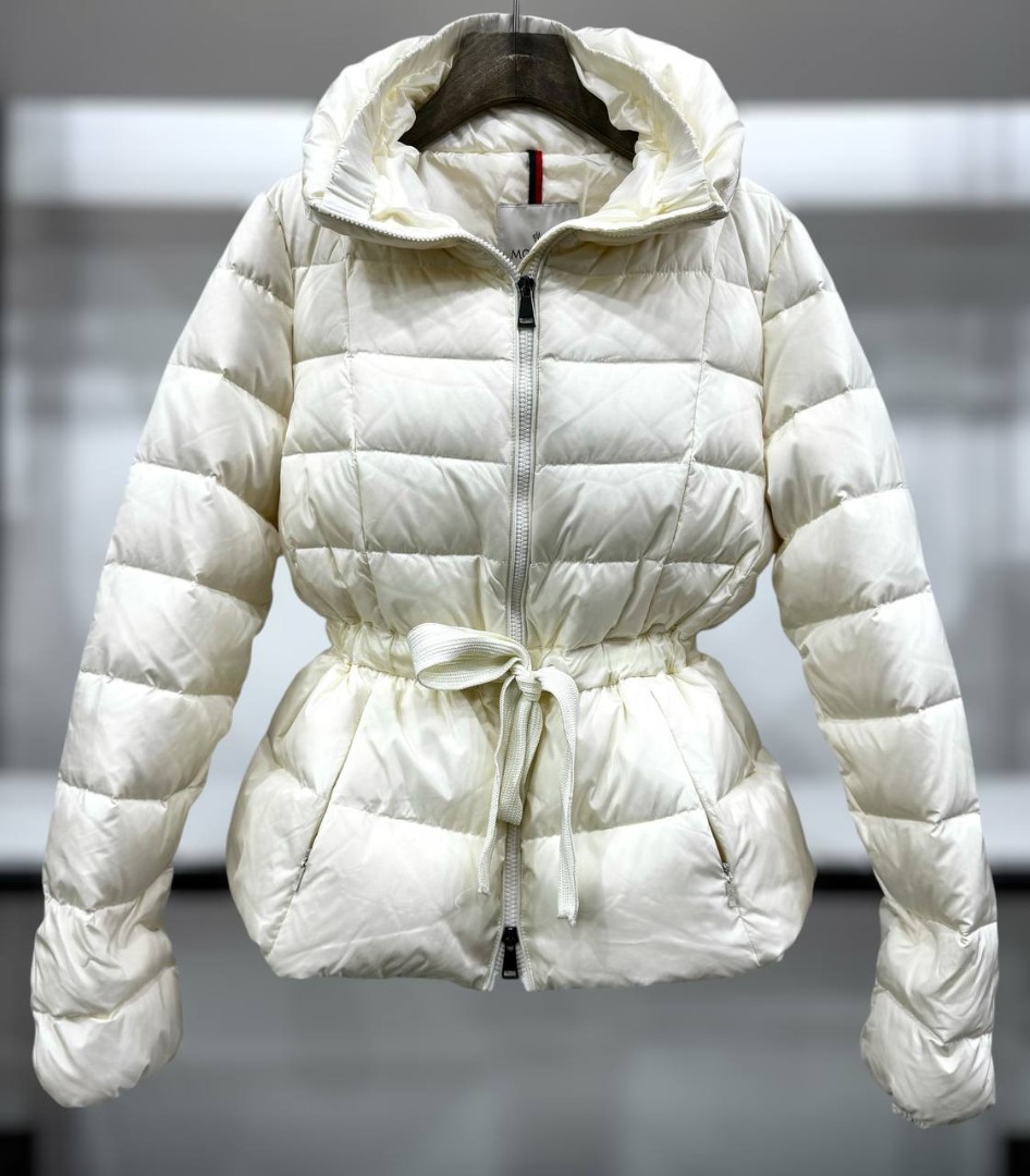 Женский белый пуховик Moncler