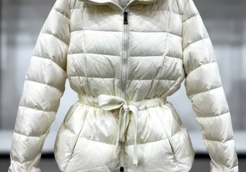 Женский белый пуховик Moncler