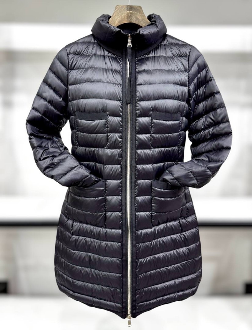 Женский черный пуховик Moncler