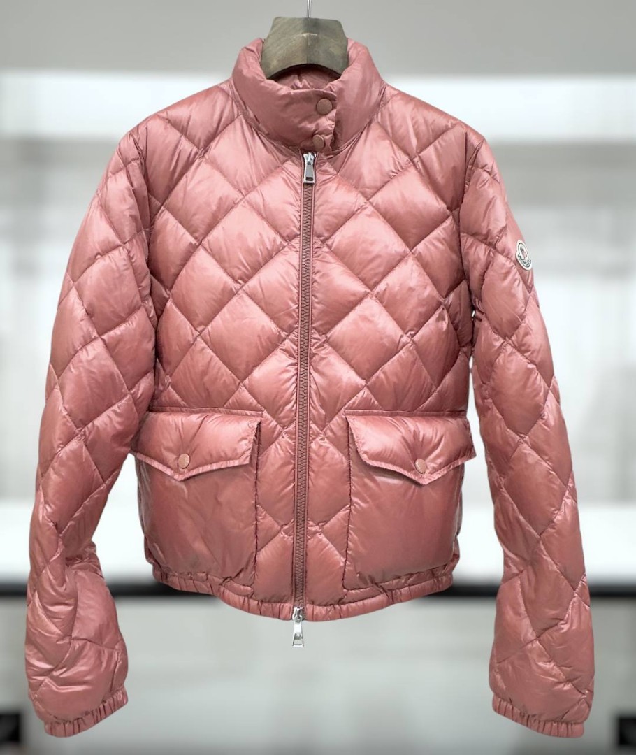 Женский розовый пуховик Moncler