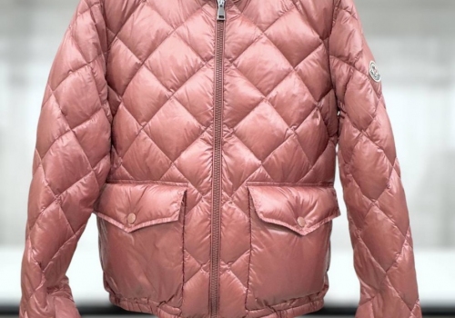 Женский розовый пуховик Moncler