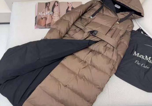 Женское двустороннее пуховое пальто  Max Mara с капюшоном