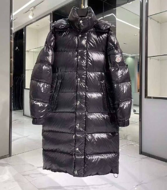 Черное женское пуховое пальто Moncler