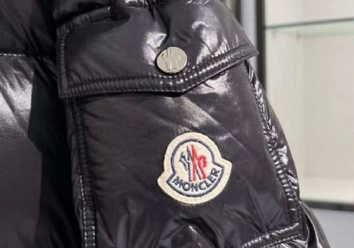 Черное женское пуховое пальто Moncler