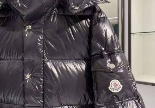 Черное женское пуховое пальто Moncler