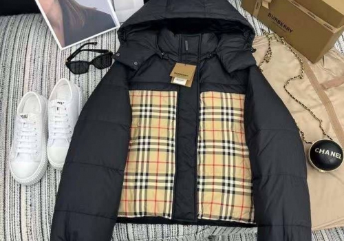 Женский черный с бежевым пуховик Burberry двусторонний