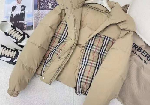 Женский двусторонний пуховик Burberry бежевый