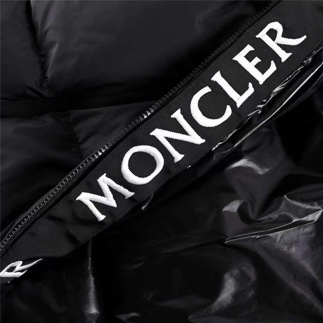 Женский черный пуховик Moncler