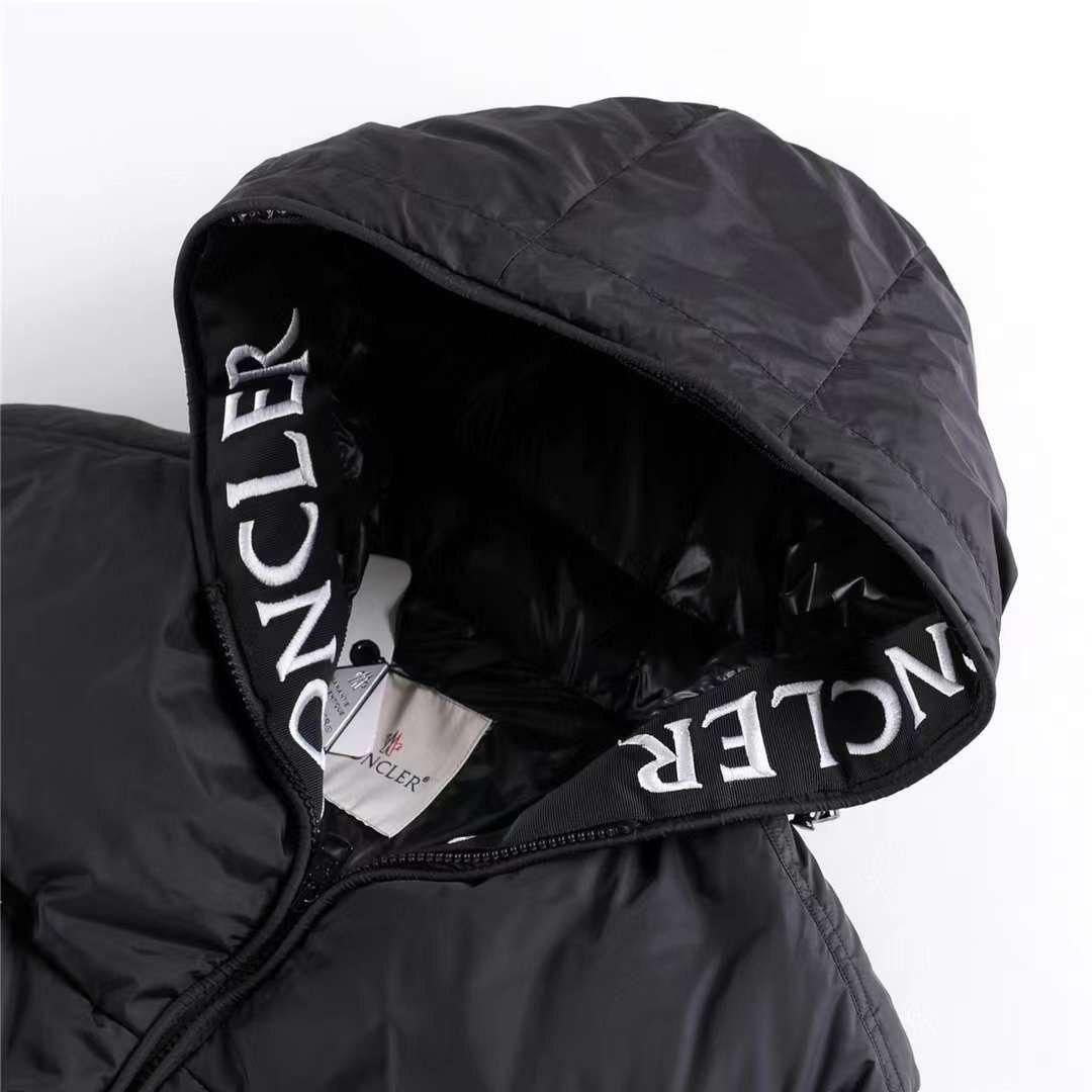 Женский черный пуховик Moncler