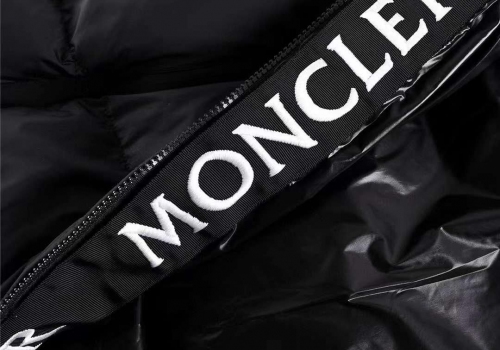 Женский черный пуховик Moncler