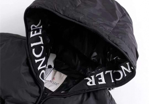 Женский черный пуховик Moncler