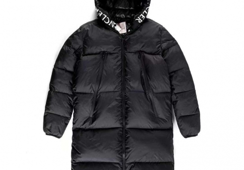 Женский черный пуховик Moncler