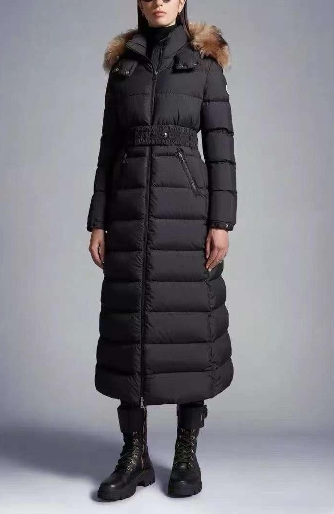 Женское черное пуховое пальто Moncler