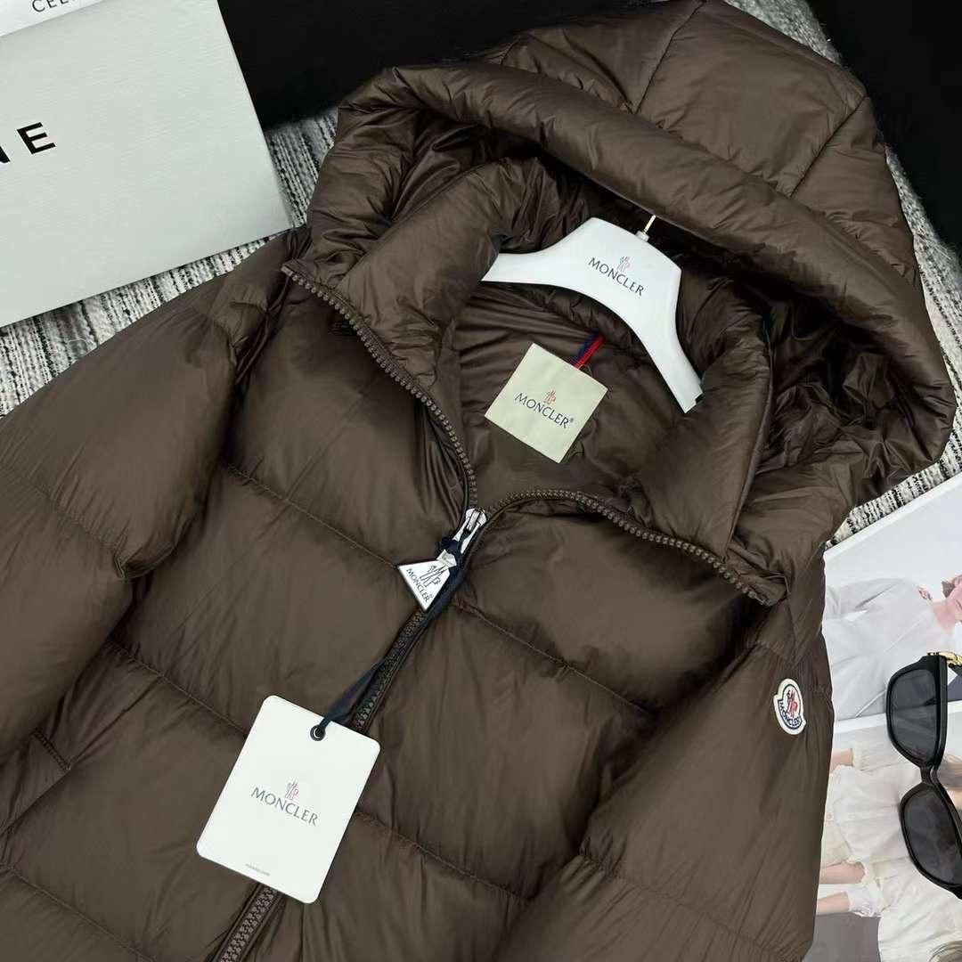 Женский коричневый пуховик с капюшоном Moncler