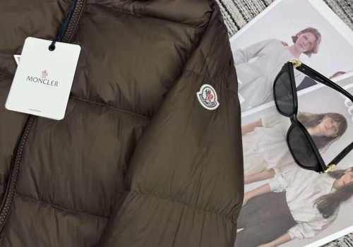 Женский коричневый пуховик с капюшоном Moncler