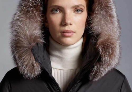 Женское черное пуховое пальто Moncler