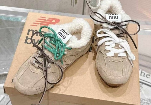 Женские замшевые бежевые кроссовки Miu Miu New Balance с мехом