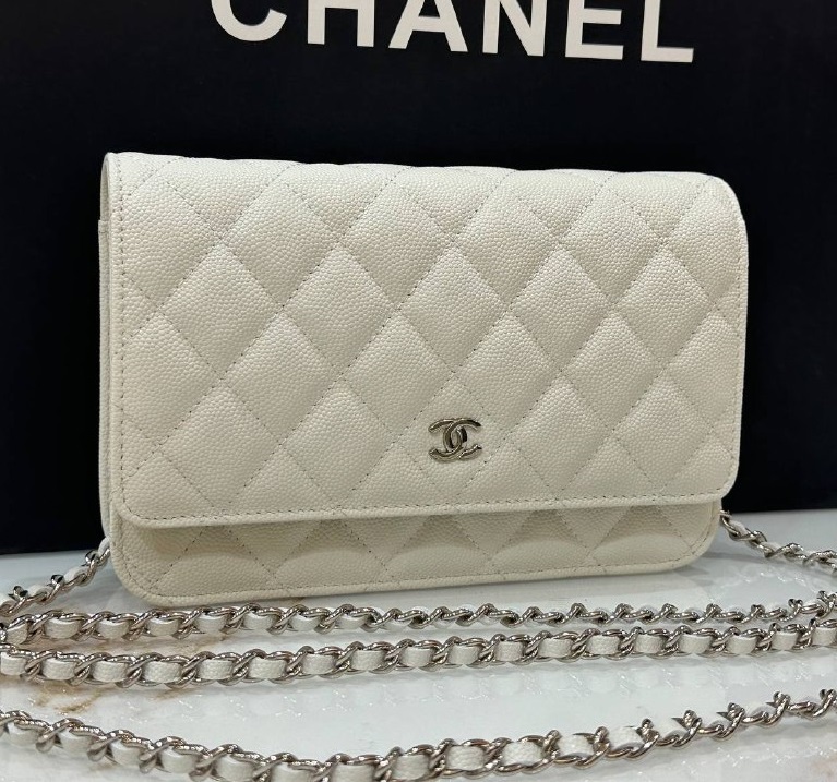 Женская белая кожаная сумочка Chanel Woc серебро