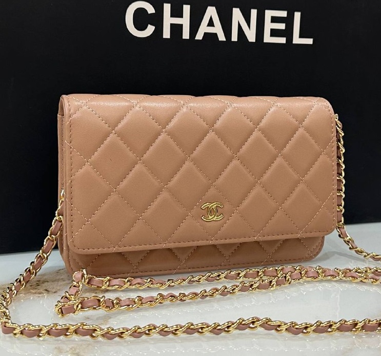 Женская бежевая кожаная сумочка Chanel Woc золото