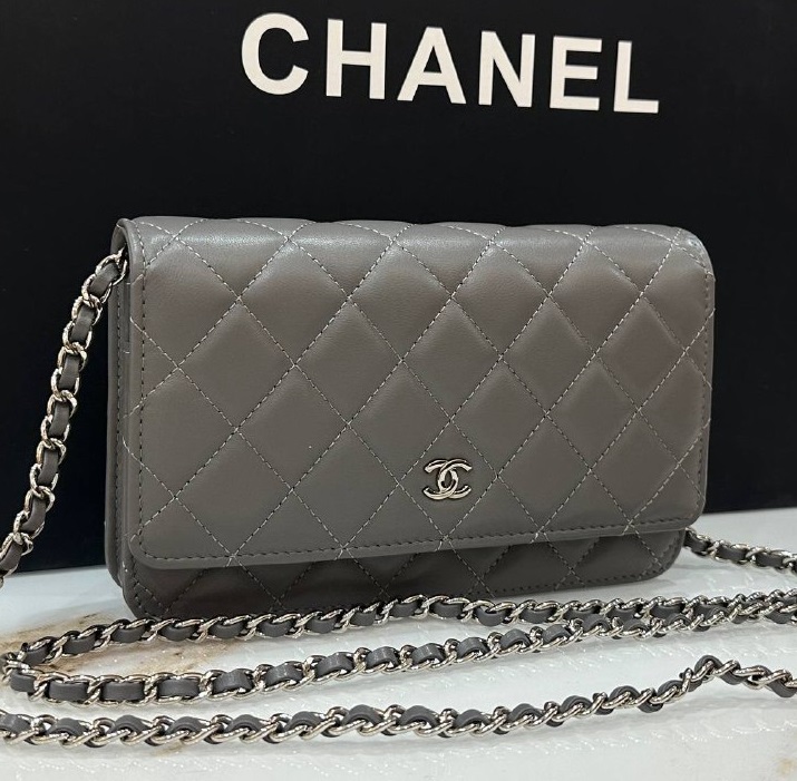 Женская серая кожаная сумочка Chanel Woc серебро