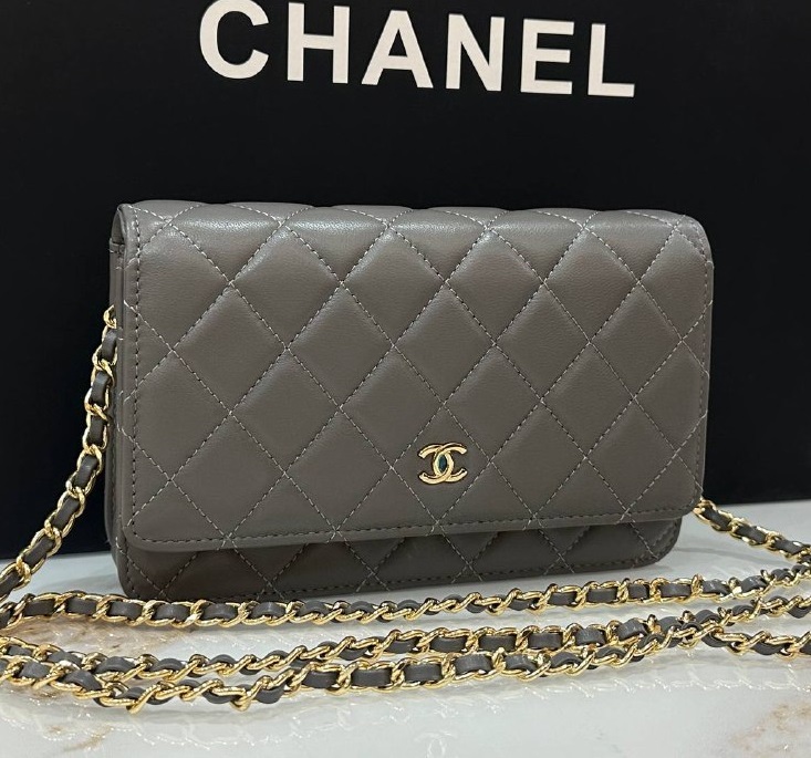 Женская серая кожаная сумочка Chanel Woc золото