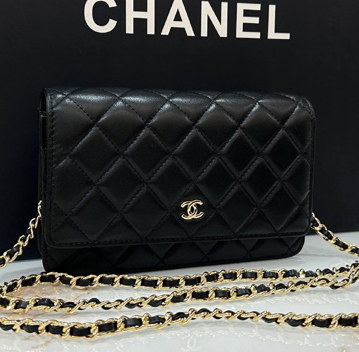 Женская черная кожаная сумочка Chanel Woc золото