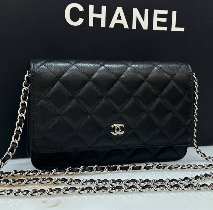 Женская черная кожаная сумочка Chanel Woc серебро