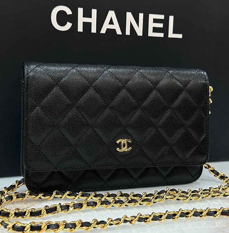 Женская черная кожаная сумочка Chanel Woc золото