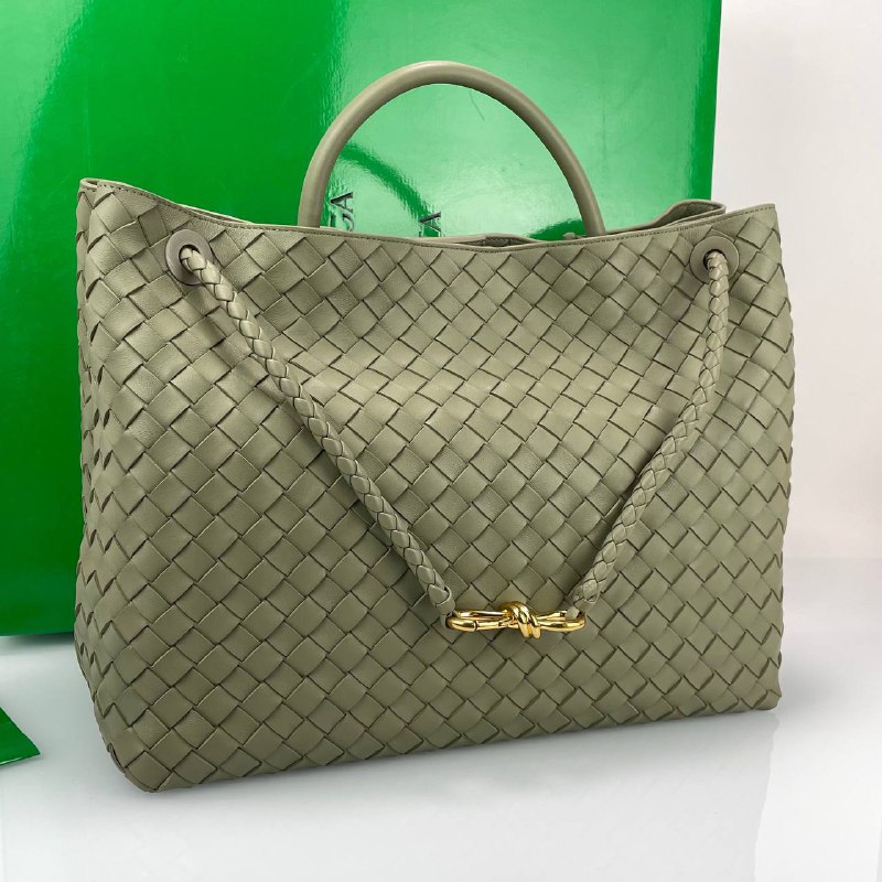 Оливковая кожаная сумка Bottega Veneta Andiamo Large