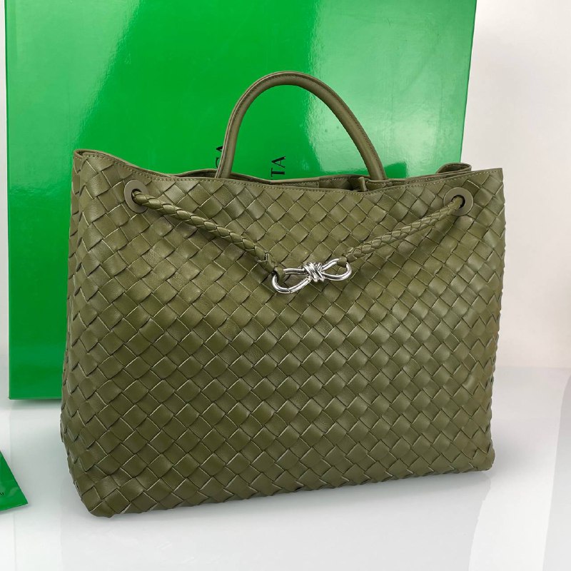 Большая кожаная сумка Bottega Veneta Andiamo Large милитари