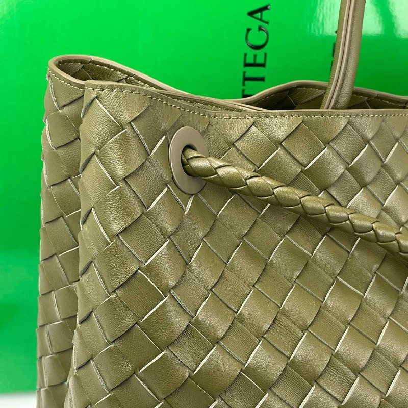 Большая кожаная сумка Bottega Veneta Andiamo Large милитари