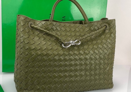 Большая кожаная сумка Bottega Veneta Andiamo Large милитари