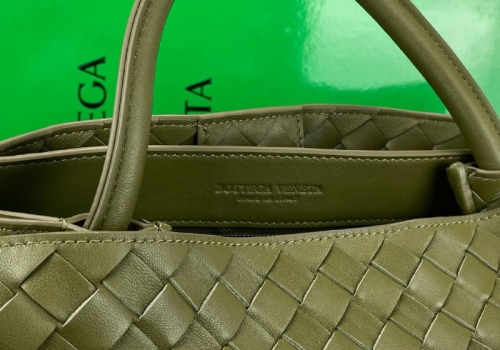 Большая кожаная сумка Bottega Veneta Andiamo Large милитари