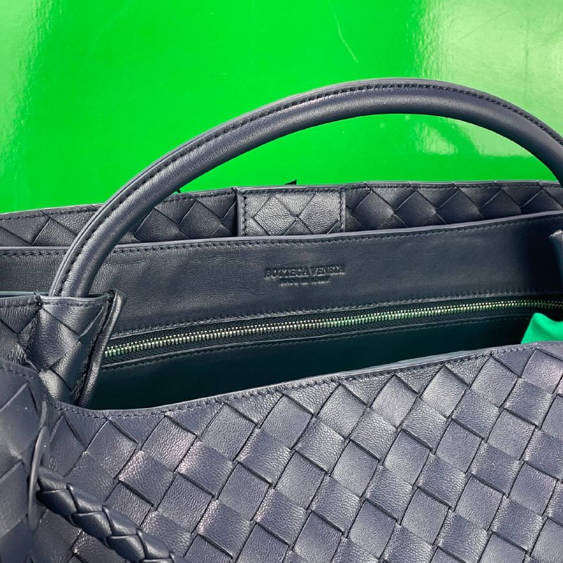 Большая кожаная сумка Bottega Veneta Andiamo Large синяя