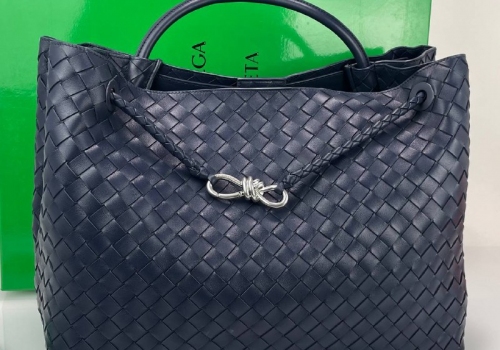 Большая кожаная сумка Bottega Veneta Andiamo Large синяя