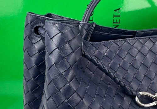 Большая кожаная сумка Bottega Veneta Andiamo Large синяя