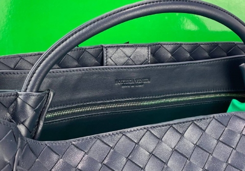 Большая кожаная сумка Bottega Veneta Andiamo Large синяя