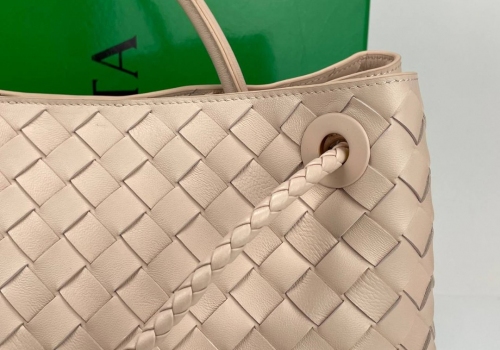 Кожаная сумка Bottega Veneta Andiamo Medium розовая